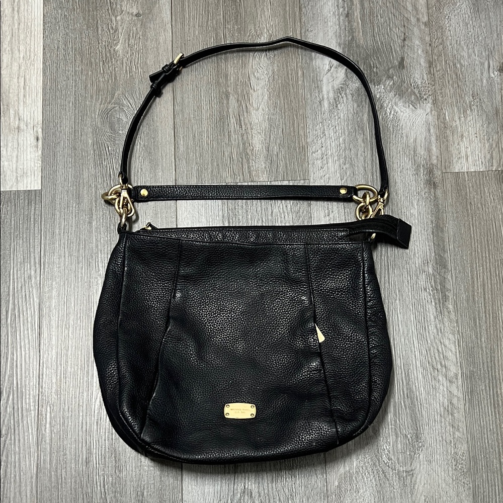 Micheal Kors pebbled leather shoulder bag/ black